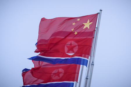 中国国旗(上)と北朝鮮国旗=2019年6月、北朝鮮・平壌(AFP時事)