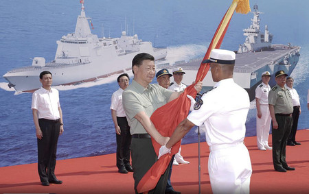 中国・海南島で行われた初の強襲揚陸艦の就役式に出席した習近平国家主席＝４月２３日（中国国営中央テレビより・時事）