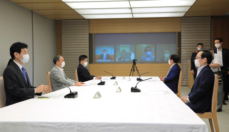 月例経済報告等に関する関係閣僚会議に臨む菅義偉首相（左から２人目）ら＝２４日午後、首相官邸