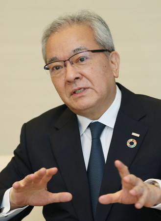 インタビューに答える全銀協の高島誠新会長=6月22日、東京都千代田区