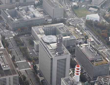 霞が関官庁街。左上に財務省（四角い低層建物）、その手前に外務省（写真中央）、その下に総務省や警察庁などが入る合同庁舎（屋上ヘリポートのある建物）、その右に国土交通省＝東京都千代田区
