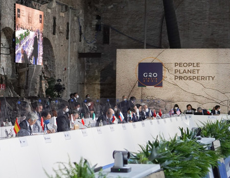 イタリア・ベネチアで開かれた20カ国・地域(G20)の財務相・中央銀行総裁会議に臨む(前列左から)黒田東彦日銀総裁と麻生太郎財務相(公式ホームページより)