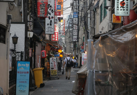 ４度目の緊急事態宣言が発令された東京都内の飲食店街＝１２日、港区