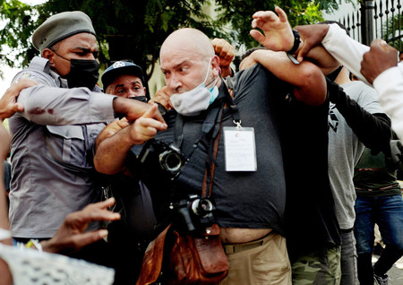異例のキューバ反政府デモが行われた現場で、拘束される報道カメラマン＝１１日、ハバナ（ＡＦＰ時事）