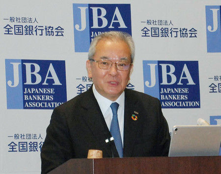記者会見する全国銀行協会の高島誠会長=15日午後、東京都千代田区の銀行会館