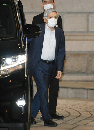 金融政策決定会合に出席するため、日銀本店に入る黒田東彦総裁=16日午前、東京都中央区(代表撮影)