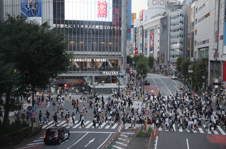 渋谷のスクランブル交差点を歩く人たち＝７月１４日、東京都渋谷区