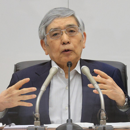 記者会見する日銀の黒田東彦総裁=16日午後、日銀本店