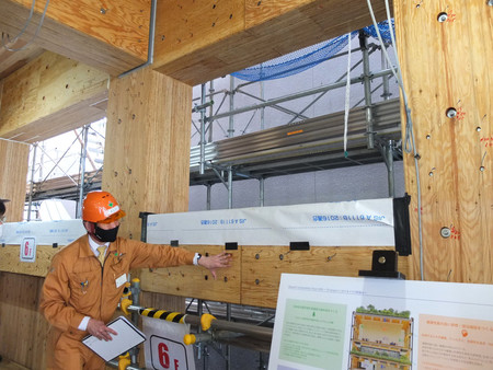 大林組が横浜市に建設中の木造ビルの内部＝５月２１日