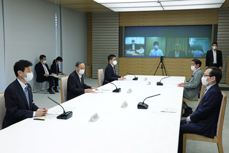 月例経済報告に関する関係閣僚会議に臨む菅義偉首相（左から２人目）＝１９日午後、首相官邸