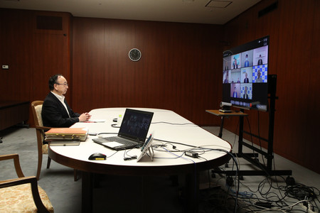 オンライン形式での新潟県金融経済懇談会に臨む日銀の雨宮正佳副総裁=21日午前、日銀本店