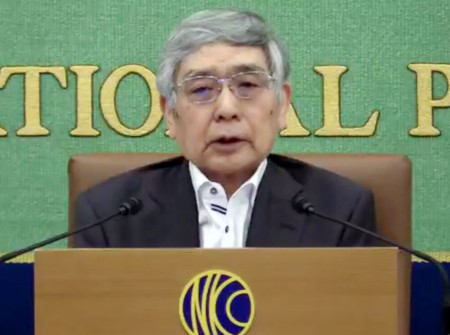 オンラインで講演する黒田東彦日銀総裁=27日午後、東京都千代田区