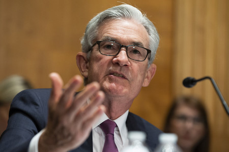 パウエル米連邦準備制度理事会(FRB)議長=15日、ワシントンの議会上院(EPA時事)