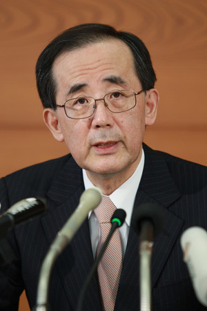 金融政策決定会合後、記者会見する日本銀行の白川方明総裁(当時)=2011年4月、東京・日本橋本石町の日銀本店