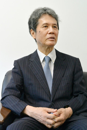 インタビューに答える元日銀副総裁の西村清彦氏=27日、東京都港区