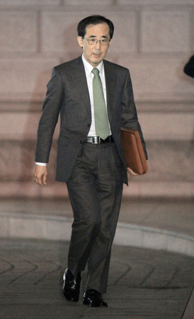 金融政策決定会合のため、日本銀行本店に入る白川方明総裁(当時)=2011年4月、東京・日本橋本石町の日銀本店