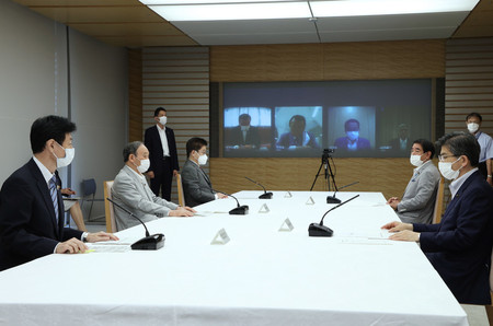 月例経済報告等に関する関係閣僚会議に臨む菅義偉首相（左から２人目）＝２６日午後、首相官邸