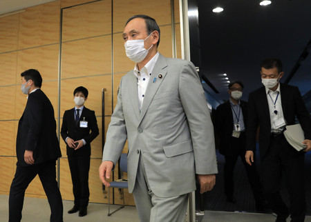 月例経済報告等に関する関係閣僚会議に臨む菅義偉首相(中央)=6月24日、首相官邸