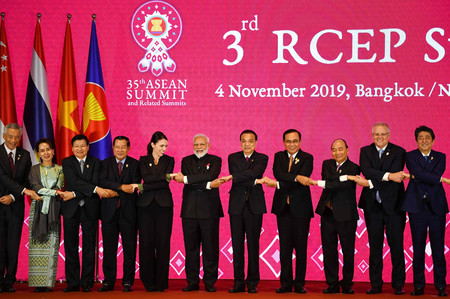 地域的な包括的経済連携(RCEP)の第3回首脳会議に出席した中国の李克強首相(右から5人目)(AFP時事)