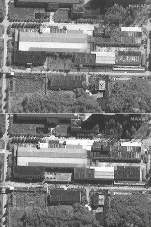 北朝鮮・寧辺の核施設の衛星画像。上は8月3日に撮影。下は建設作業が進む9月14日撮影の写真(c)2021Maxar Technologies(AFP時事)