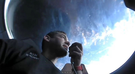 地球軌道を周回飛行する宇宙船「クルードラゴン」から外を眺めるジャレッド・アイザックマン船長(宇宙旅行のミッション「インスピレーション4」提供・時事)