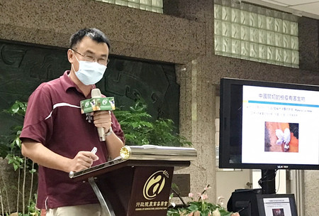 中国の果物禁輸措置を受けて記者会見する台湾の陳吉仲農業委員会主任委員=19日午後、台北(農業委提供・時事)