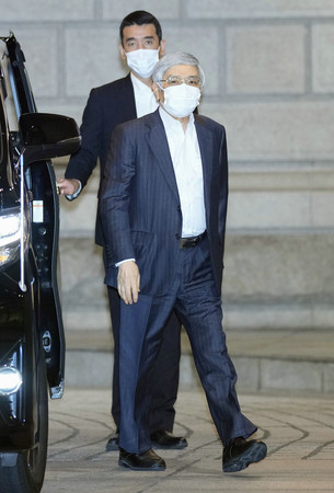 金融政策決定会合に出席するため、日銀本店に入る黒田東彦総裁(手前)=22日午前(代表撮影)