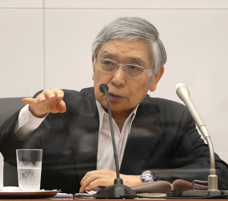 金融政策決定会合を終え、記者会見する日銀の黒田東彦総裁=22日午後、日銀本店(代表撮影)