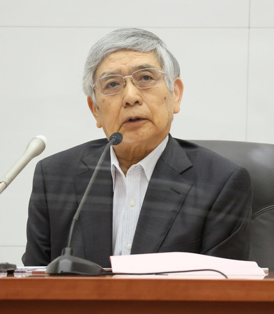 記者会見する日銀の黒田東彦総裁=27日午後、日銀本店