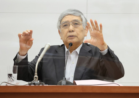 記者会見する日銀の黒田東彦総裁=27日午後、日銀本店
