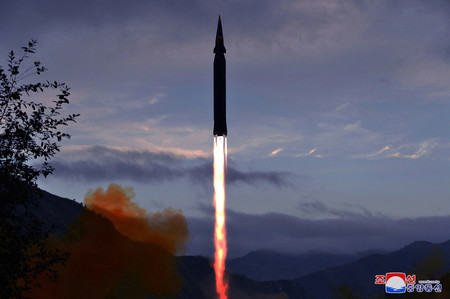 28日午前、北朝鮮の慈江道・竜林郡で行われた極超音速ミサイル「火星8」の試射(朝鮮通信)