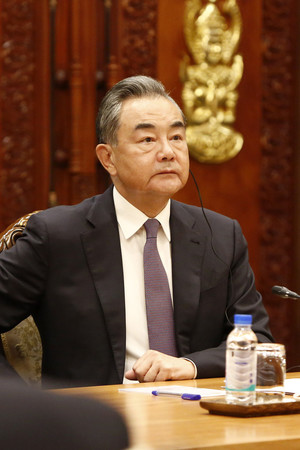 中国の王毅外相=12日、プノンペン(EPA時事)