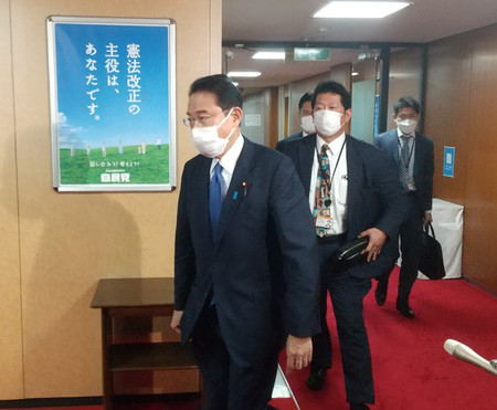 官房長官に就任する松野博一氏らとの協議を終え、自民党本部の総裁室を後にする岸田文雄総裁(左)=3日、東京都千代田区
