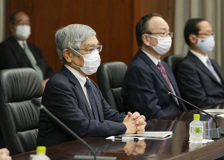 日銀の支店長会議に臨む黒田東彦総裁(左端)=7日午前、日銀本店(代表撮影)