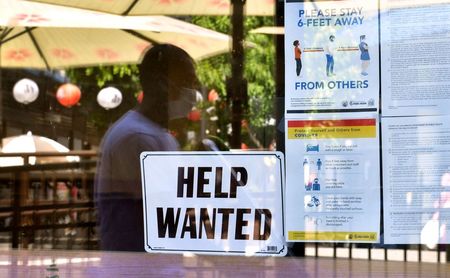 求人を行うロサンゼルスのレストラン=5月28日、米カリフォルニア州(AFP時事)