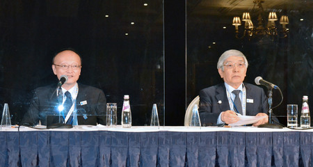 先進7カ国(G7)財務相・中央銀行総裁会議後に記者会見する黒田東彦日銀総裁(右)と神田真人財務官=13日、米ワシントン