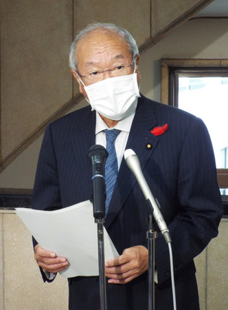 20カ国・地域(G20)と先進7カ国(G7)の財務相・中央銀行総裁会議を受け、記者団の取材に応じる鈴木俊一財務相=14日午前、財務省