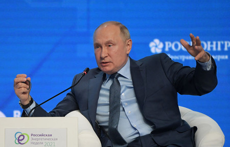 エネルギー関連の会合に出席したロシアのプーチン大統領=13日、モスクワ(AFP時事)