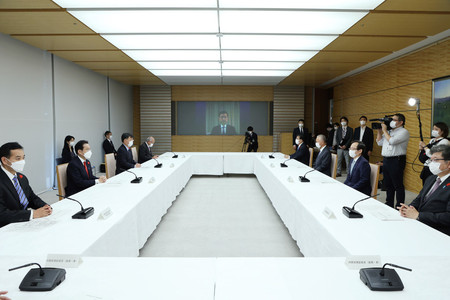 月例経済報告等に関する関係閣僚会議に臨む岸田文雄首相（左から２人目）＝１５日午前、首相官邸