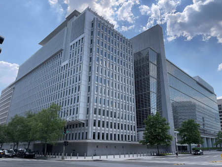世界銀行本部の建物=5月20日、ワシントン(AFP時事)