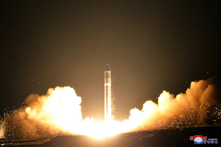 北朝鮮の大陸間弾道ミサイル(ICBM)「火星15」の試射=2017年11月29日(朝鮮通信・時事)