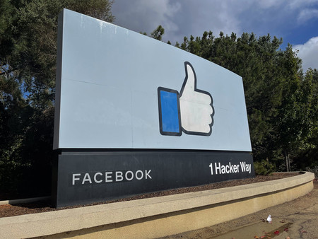 米フェイスブック本社前にある「いいね！」マークの企業ロゴサイン＝２５日、米カリフォルニア州メンロパーク（ＥＰＡ時事）