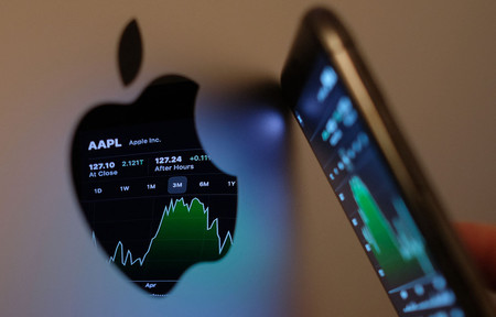 米アップルの株価が表示されたスマートフォン「ｉＰｈｏｎｅ（アイフォーン）」の画面が映り込んだパソコン「ｉＭａｃ（アイマック）」のロゴ＝５月、ロサンゼルス（ＡＦＰ時事）