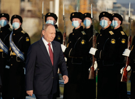クリミア半島のセバストポリを訪れたロシアのプーチン大統領＝４日（ＡＦＰ時事）