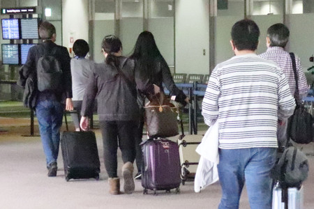 日本に到着し、検疫手続きに向かう人たち＝８日午後、成田空港