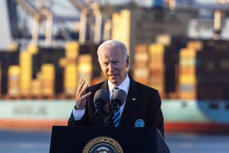 演説するバイデン米大統領=10日、米メリーランド州ボルティモア港(EPA時事)