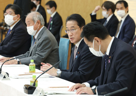 経済財政諮問会議に出席して発言する岸田文雄首相（右から２人目）＝１９日午後、首相官邸