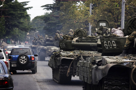 ジョージア（グルジア）に侵攻するロシア軍＝２００８年８月、中部ゴリ（ＡＦＰ時事）