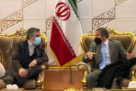 ２２日、テヘランで、イラン原子力庁の報道官（左）に迎えられる国際原子力機関（ＩＡＥＡ）のグロッシ事務局長（ＡＦＰ時事）