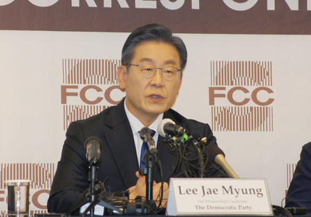 25日、ソウルで、外国メディアと記者会見する韓国与党「共に民主党」大統領候補の李在明氏